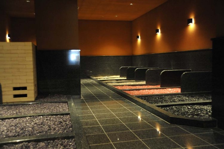 女性専用のアロマ楊貴妃房。アメジストやイエローオニキスなど、各種鉱石の岩盤浴が楽しめる。