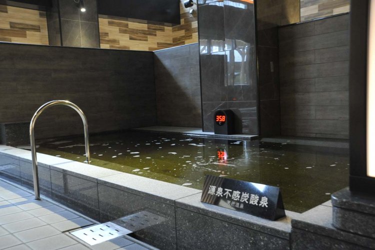 約35度の源泉不惑炭酸泉。最初はひんやりとするが、だんだん気持ちよくなってくる。