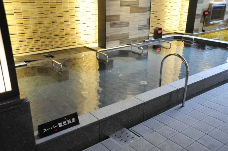 スーパー電気風呂では、一定時間ごとに押す・揉む・叩くが続き、血行促進も期待できる。