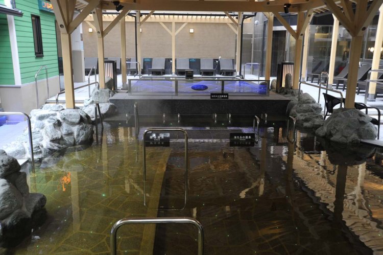 LEDが輝き、まるでホタルが舞っているようなほたるの温泉。この湯船に腰湯温泉とはだかの王様温泉がある。