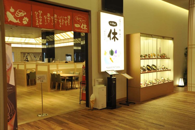 湯あがりキッチン 一休では「ものすごい鯖（さば）」と呼ばれる越田の鯖の干物も食べられる。