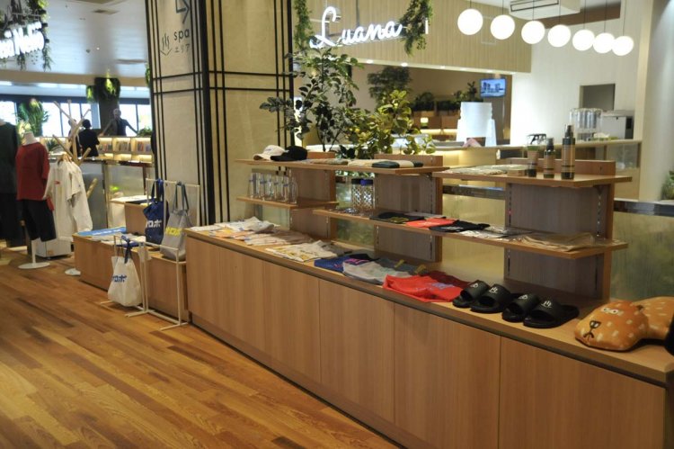 BEAMS監修のオリジナルアイテムのほか、オロポグッズの販売も行っている。