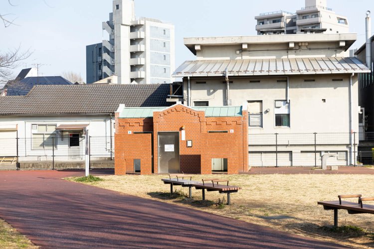 公園のトイレも醸造試験所風！