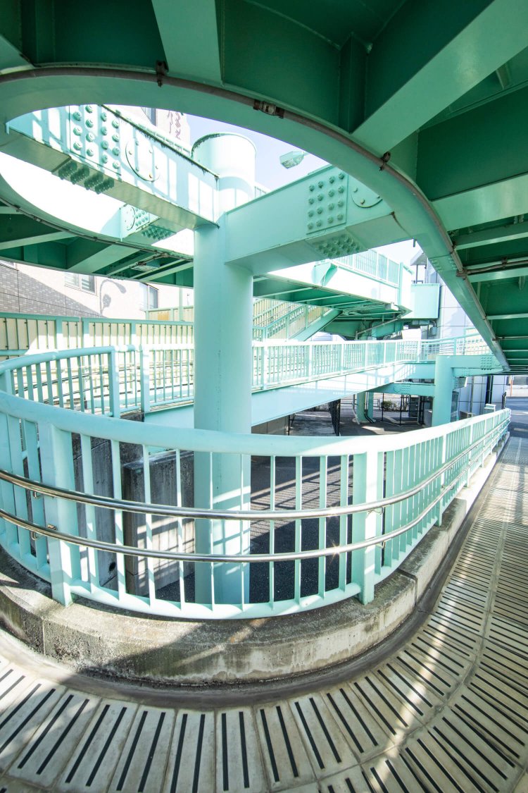歩道橋に至る流麗な楕円スロープは、設置場所を考慮した機能美の極み。