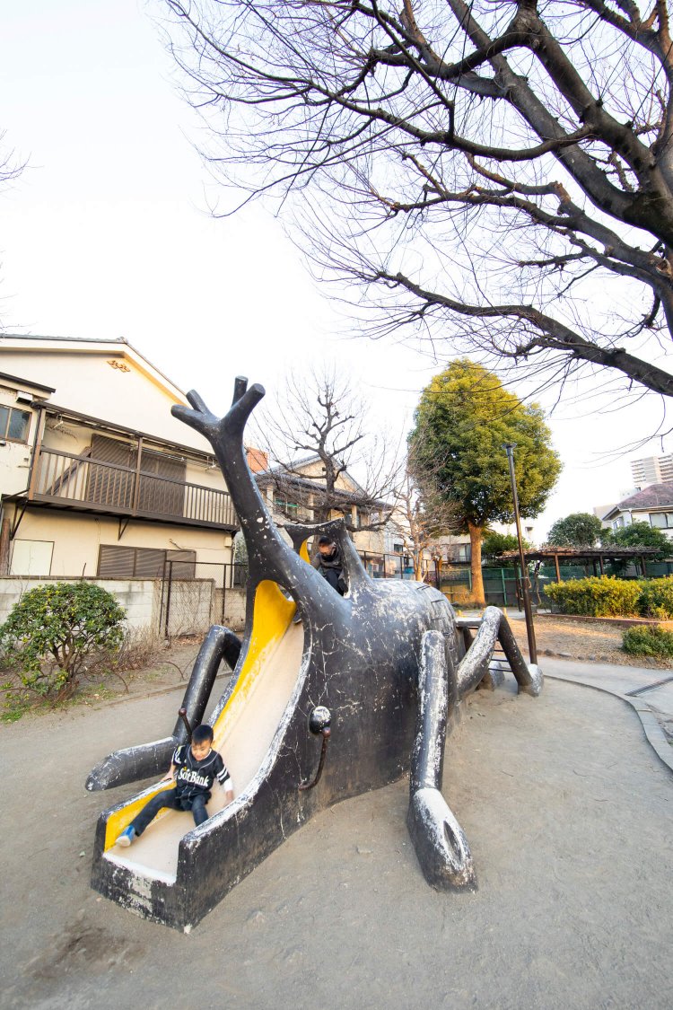 西巣鴨公園の守り神・巨大カブトムシ遊具。夜中に動くって本当？