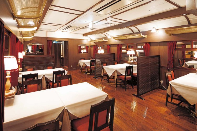 食堂車のほかロビーカー、コンパートメント（個室）、テラス席もある。