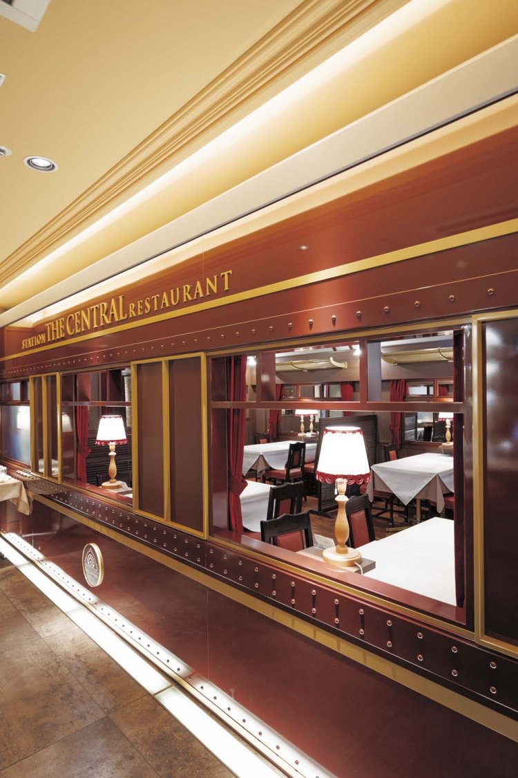 まるで食堂車が駅に停車中のようなたたずまい。エキナカでもひときわ特別感が漂う。