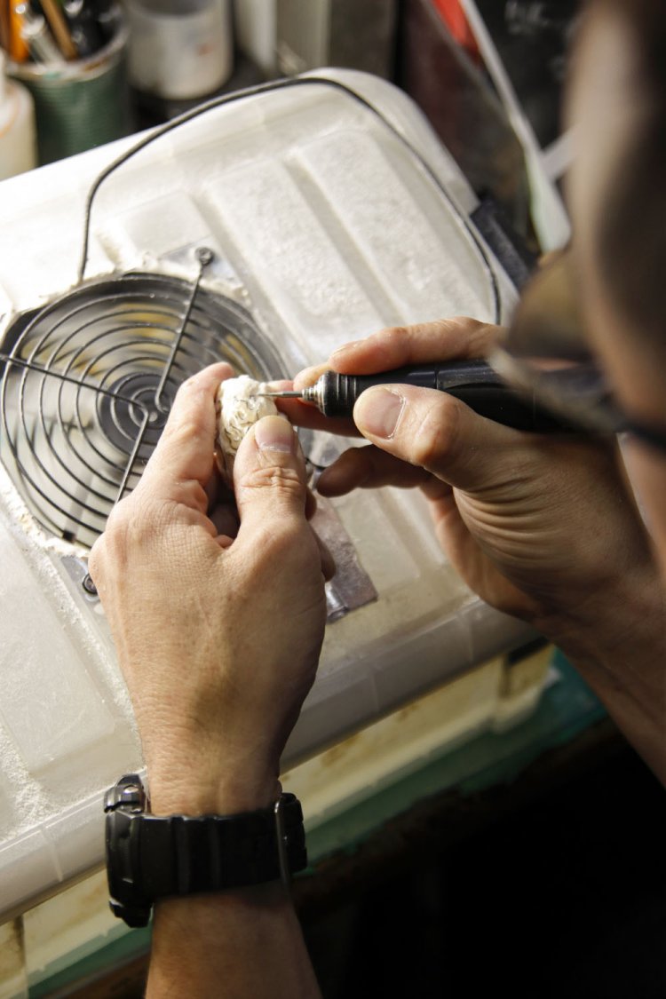 電動のリューターによる粗削り。専用の刀や集塵機は自作だ。