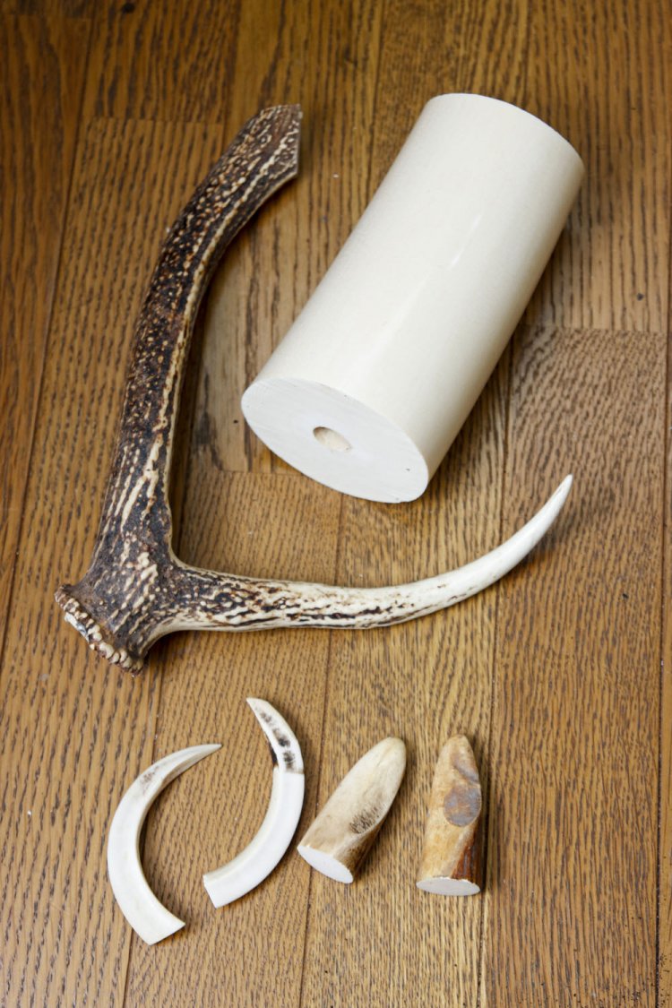 素材は象牙をはじめ、鹿や猪、カバの牙など。