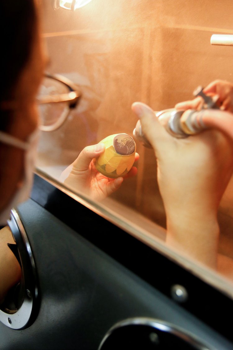 サンドブラスト作業中の次男・康之さん。究極の細さにサンドブラストで削り出す。デザイン力も確か。究極の細さにサンドブラストで削り出す。