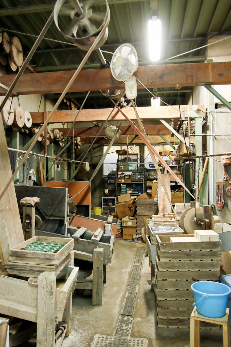平切子の作業場は昔のまま。1基のモーターで5、6個の砥磨機を回す。