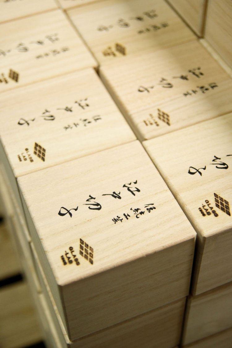 桐箱に納められて出荷を待つ。