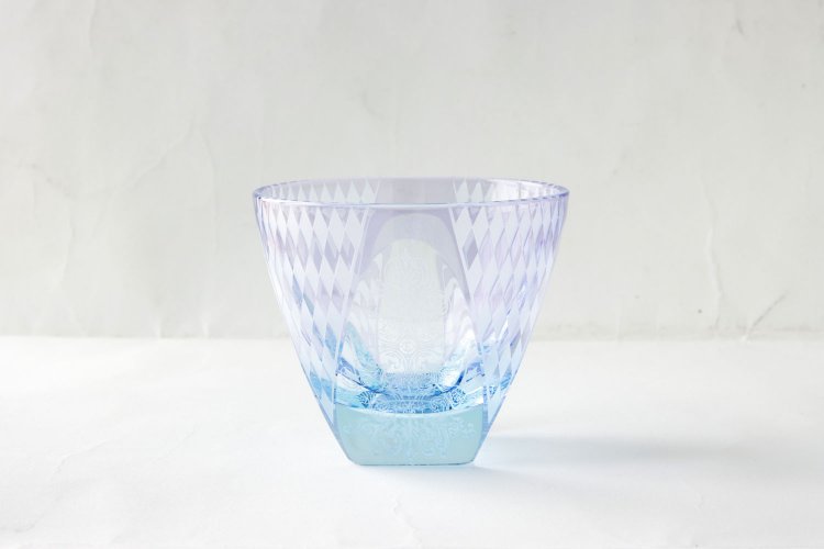 レースや羅針盤などの繊細な模様を0.09㎜の線まで表現した「旅の扉」。3万6300円。