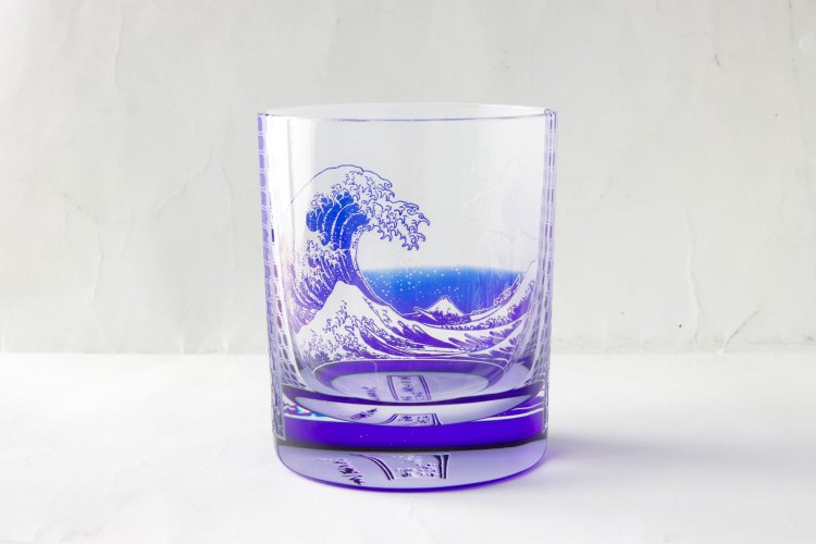 波や水滴、背景の雲や日が落ちる色合いを再現した「北斎グラス 浪裏」。4万5100円。