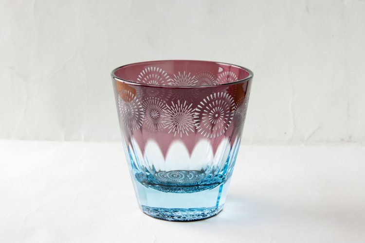 お酒を入れると、底面に彫刻した花火の模様が浮かび上がる「花火（大）」。3万4100円。
