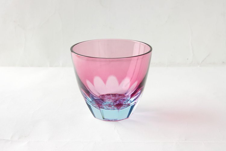 桜が咲き誇る様子を表現した「サクラサク」。お酒を入れると満開になる。1万3200円。