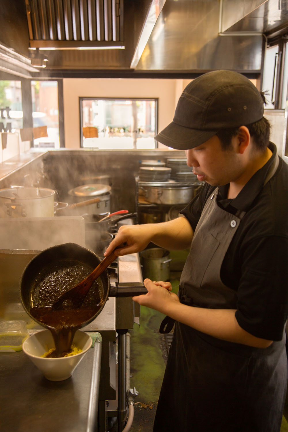 「香りと風味を引き出すため、注文ごとにスパイスを炒めています」とスタッフの園田慧太さん。