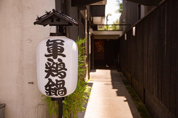 ラーメンが食べられるとは思えない重厚な店構え。