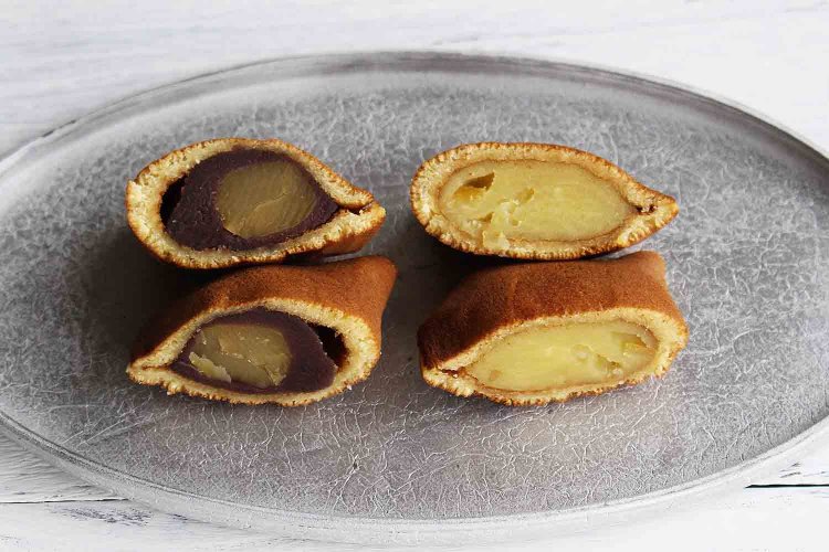 左は「ねこちゃんこ（栗入こしあん）」1個216円、右は「ねこ檸檬ちゃんこ（レモンあん）」1個216円。