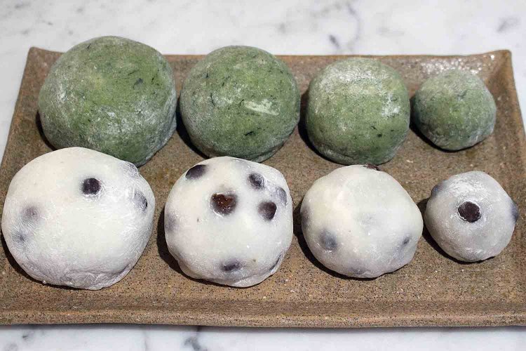 上は草大福、下は豆大福。左から「横綱」1個432円、「大関」1個324円、「大入り」1個216円、「序ノ口」1個140円。