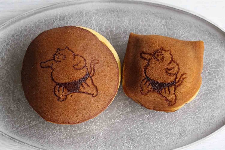 左は「すもうねこ（栗入つぶあん）」1個248円、右は「ねこちゃんこ（栗入こしあん）」1個216円。