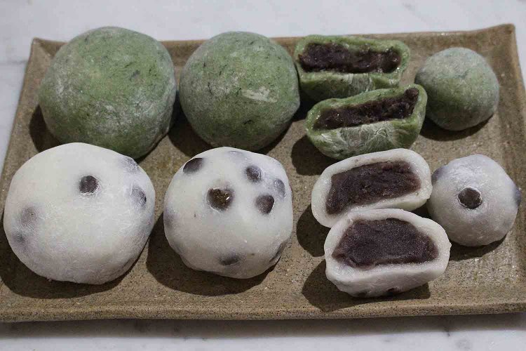 草大福は粒餡、豆大福はこし餡入り。