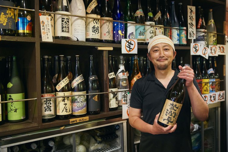 焼酎選びに困ったら、店主の佐藤さんに相談を。