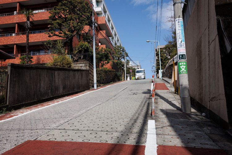 この界隈で最も傾斜がキツイのぞき坂。勾配は都内屈指の22％！