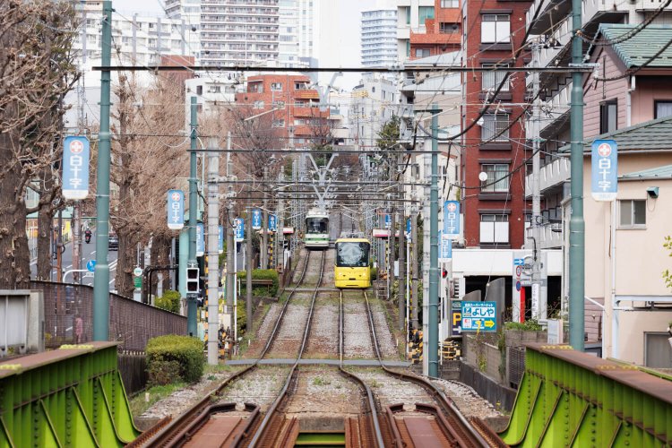 高戸橋交差点から池袋側を望む撮影ポイント。神田川が低地のため都電もゆるやかに下り、周辺には急な坂道も多い。