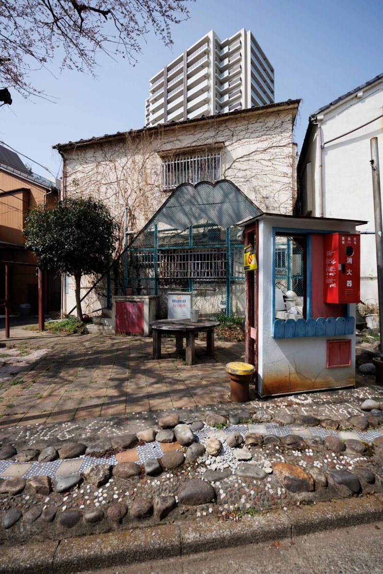 街角アートがあちこちに！　東池袋4・5丁目の住宅密集地には消火設備のある広場が点在。こちらの「富士山」など、斬新なデザインは見もの。