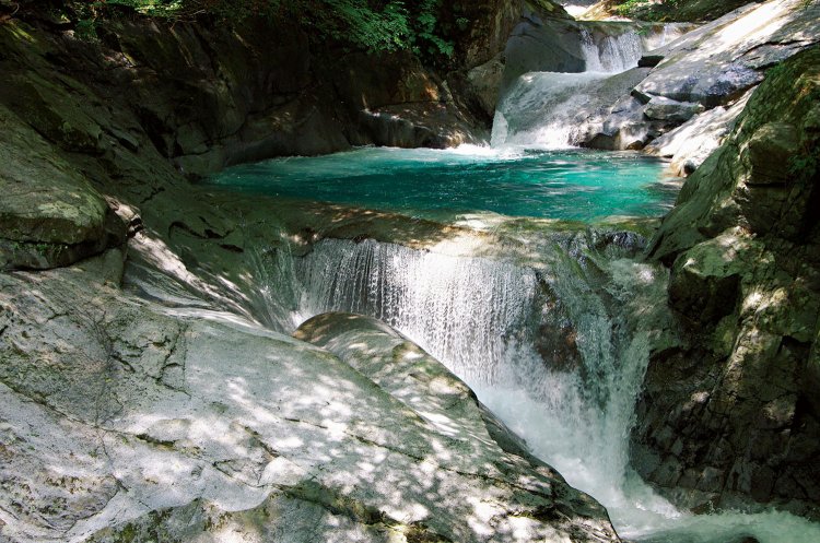 西沢渓谷前半部に現れる3段に落ちる三重の滝。遊歩道を下りた観瀑台から。最初に、この水の色にびっくりする。
