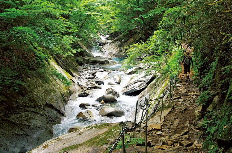 三重の滝の先、渓谷に沿って遊歩道がつけられているが、岩場なので要注意。沢に見とれすぎて落ちる人もいる。