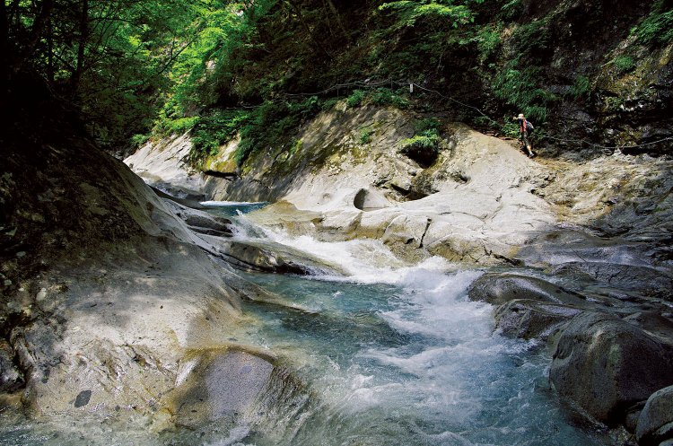 貞泉の滝の上部の景観。