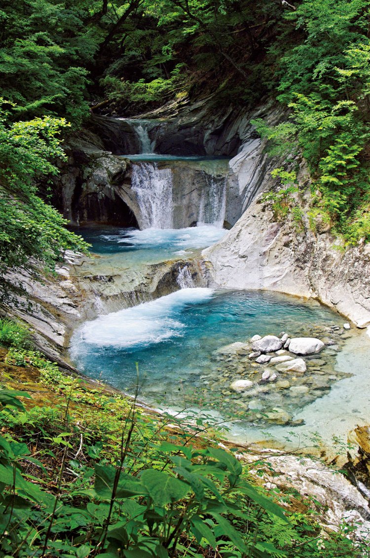 渓谷の一番奥にある滝が、この七ツ釜五段の滝。西沢渓谷のシンボルのような圧巻の滝だ。 七つの滝壺が珍しい。