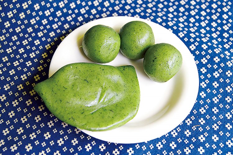 標高1400m付近の高地で採った安心安全なよもぎで作られている。