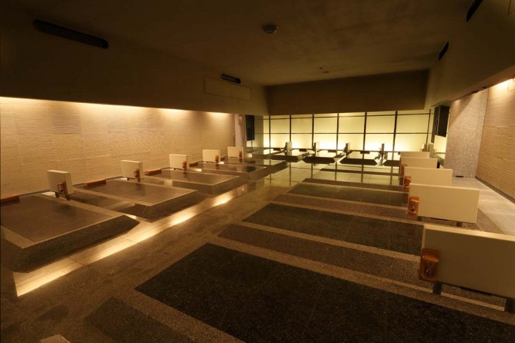 岩盤浴は、有機ゲルマニウムを多く含む遼寧石（リョウネイセキ）やミネラル分豊富なピンク麦飯石を使用。