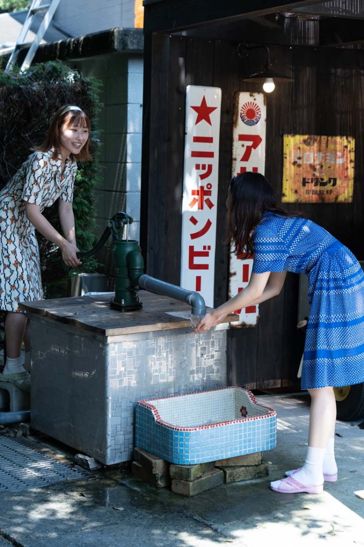 入り口には井戸も残り、冷たい温泉水にふれるのも気持ちよい。