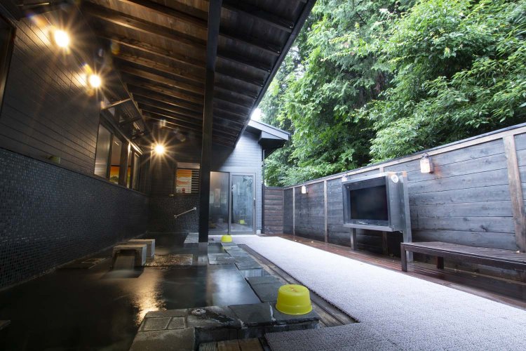 「和の湯」露天風呂。目の前に迫る緑も眩しい。