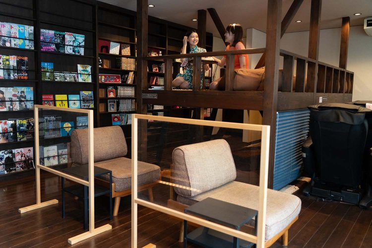 「木の図書室」では静かに読書にふけるのもよし、談話するのもよし。