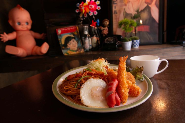 ナポリタンやクリームコロッケなどが一皿に盛られた、デパートのお子様ランチを彷彿とさせる洋食プレート。