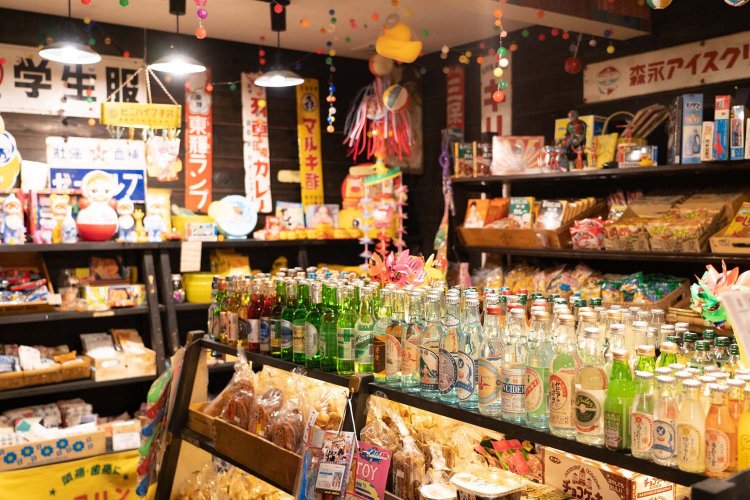 ラベルも個性あるご当地サイダー。駄菓子類も販売する。