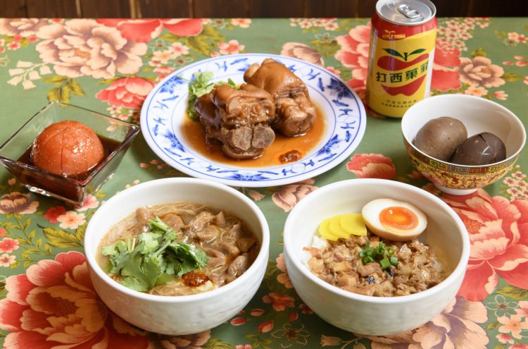 右下から時計回りに魯肉飯660円、麺線660円、蕃茄切盤440円、豬腳990円、蘋果西打308円、茶葉蛋1個220円