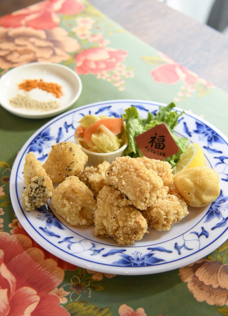  五香粉を効かせた台湾風唐揚げ＆お新香1098円も人気。