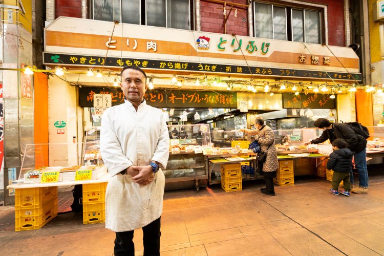 『とりふじ』　創業は1961年。焼き鳥や揚げ物、サラダなど豊富な料理が広い間口にずらりと並ぶ総菜店。3代目店主・張替一弘さんは商店街の経理部長。