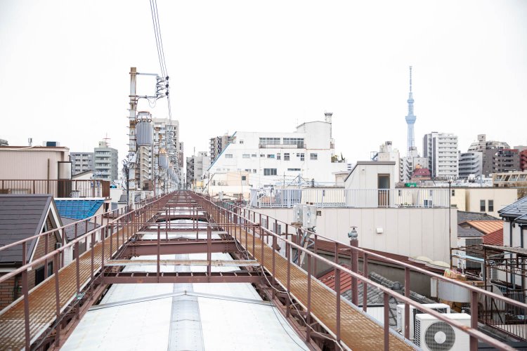 アーケードの屋根の上。両脇に通路があり、所々に橋が架かる。