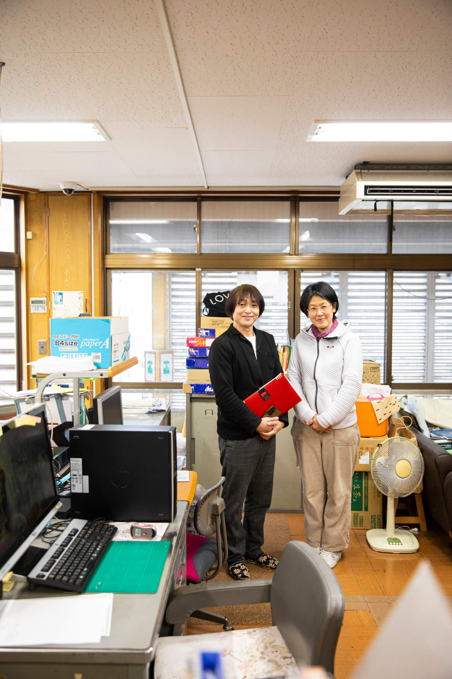 商店街事務局。広報担当 廣瀬律子さん（右）と副理事長 高杉光徳さん（左）。