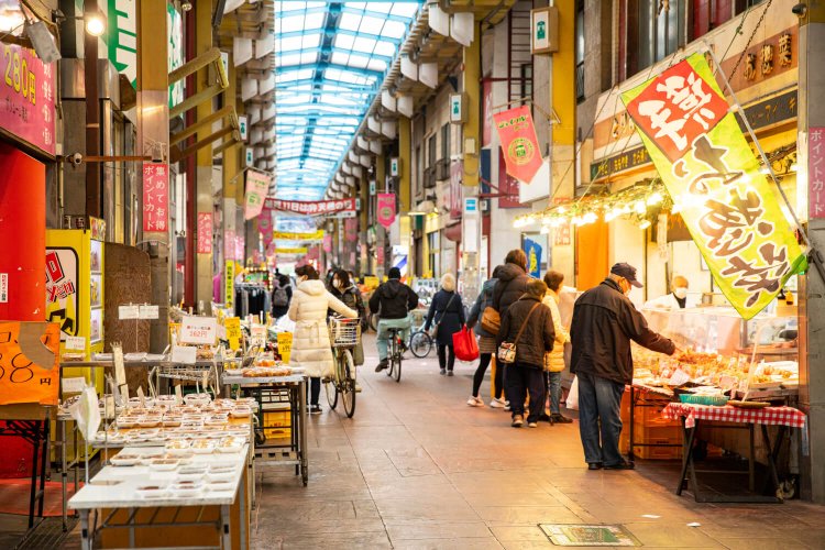 三ノ輪橋側から見た商店街。頭上には、外光を通す三角屋根が続く。