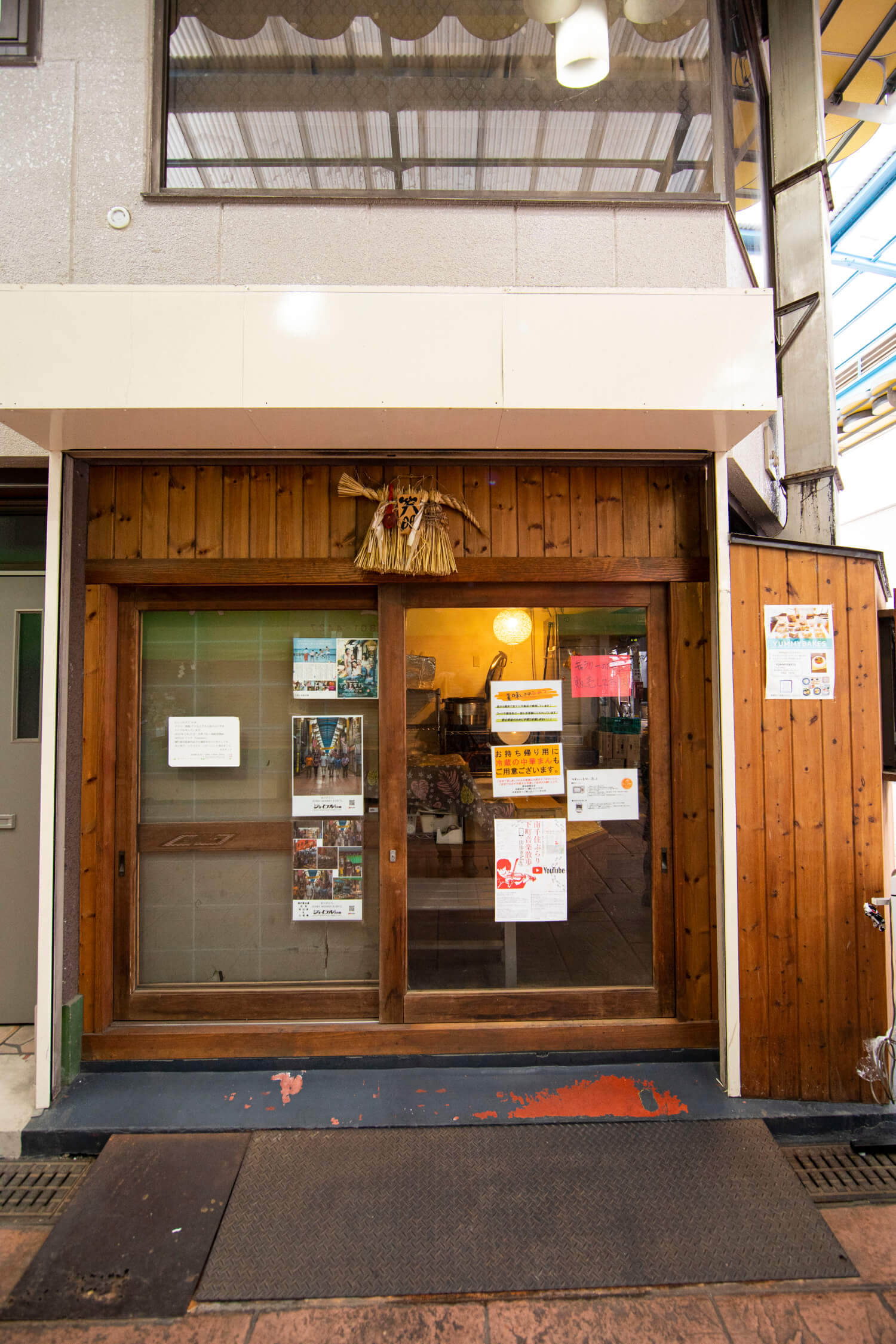 『タカネット』　副理事長 高杉光徳さんの店。焼き肉弁当が自慢のロケ弁専門店。ランチタイムには店頭で、お得な500円弁当や総菜も販売。