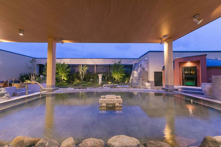 あつ湯とぬる湯にわかれる石造りの湯船。