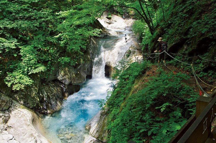 有名な七ツ釜五段の滝手前にある貞泉の滝。一枚岩を落ちる滝で、滝壺が素晴らしい。